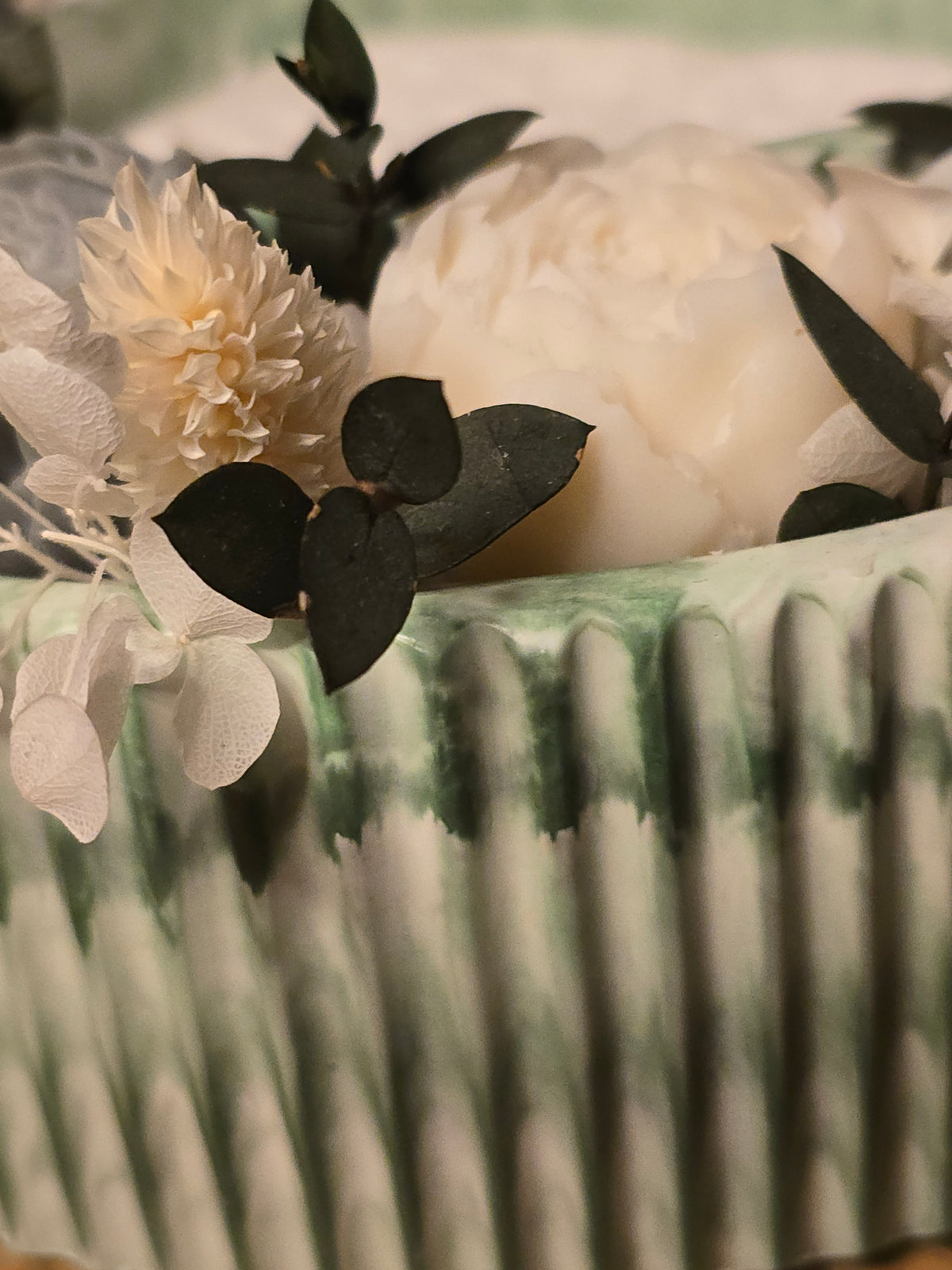 QUIET RITUAL – Candle & Bouquet Olive